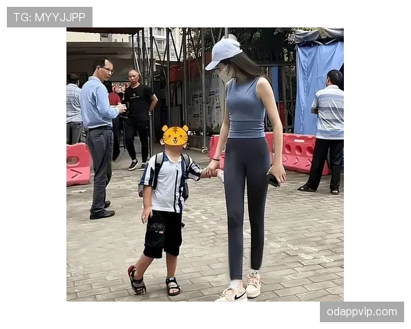 常园训练完直接拎爱马仕去接娃？